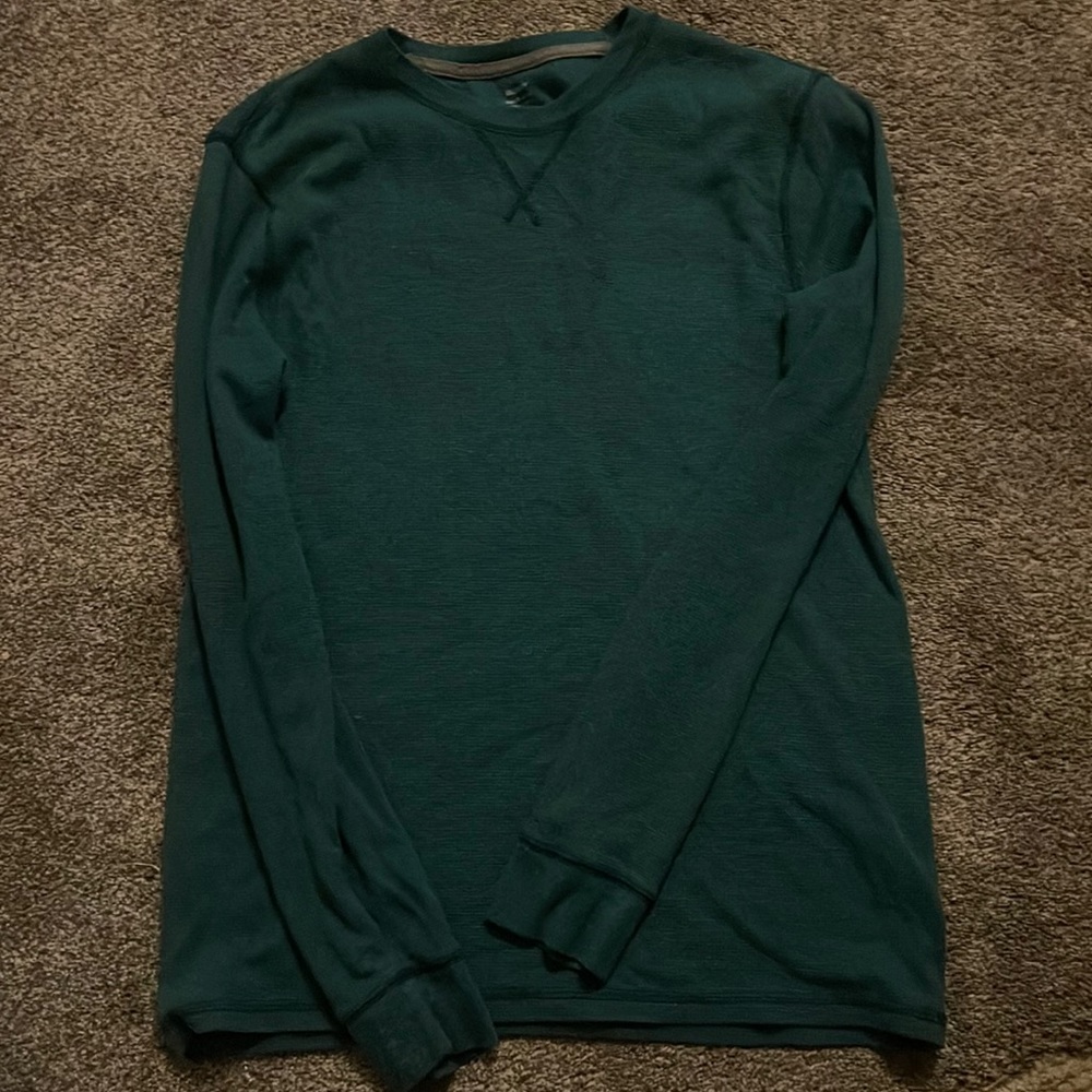 Great quality men’s green sweater no rips no stains has never been worn